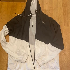 Puma windbreaker - Svart och vit, tunn Puma windbreaker. Strl M men passar L.