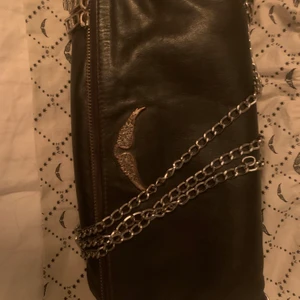 Zadig väska - Säljer den populära zadig väskan i anvönt skick! En av kjedejorna är tyvvär borta, tillkommer dustbag! Skriv för fler frågor och bilder🥰
