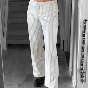 Vita byxor - Vita raka byxor i svarta ränder! Fläckfri. Strl 38 raka i formen. Är 163 cm