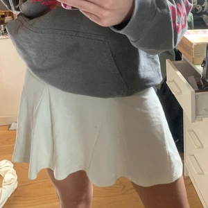Vit volang kjol - Superfin skater skirt, helt oanvänd med lapparna kvar!