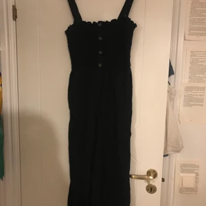 Svart byxdress  - Svart byxdress, flitigt använd men i fint skick