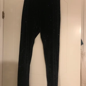 Glittriga tajts - Säkert skitcoola under en tjol/klänning kanske under strumpor eller byxor med hål men tyvärr inte min stil. Aldrig använda 
