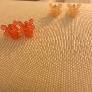 Hår  - Dom är en ganska stark rosa en lite ljus rosa 