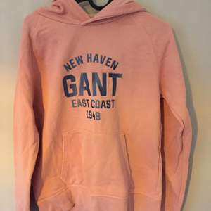 En rosa hoodie från Gant. Köparen betalar frakt. Passar på xs-s