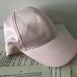 Rosa keps  - Oanvänd keps i rosa glansigt typ 