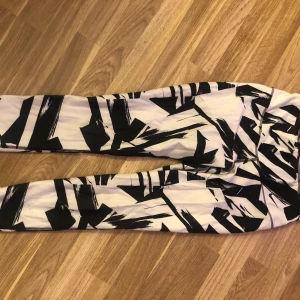 Nike träningsbyxor  - Säljer ett par Nike träningsbyxor som inte kommer till användning. Storlek xs (original pris 400)