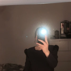 Zara - En mörkare grå med fejk päls på axlarna, stl s