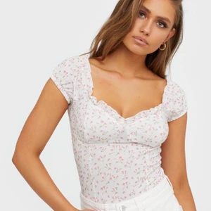 Blommig topp - Säljer denna söta topp från nly trend, helt slutsåld på hemsidan 🤍 Frakt på 30kr tillkommer. Inte mina bilder