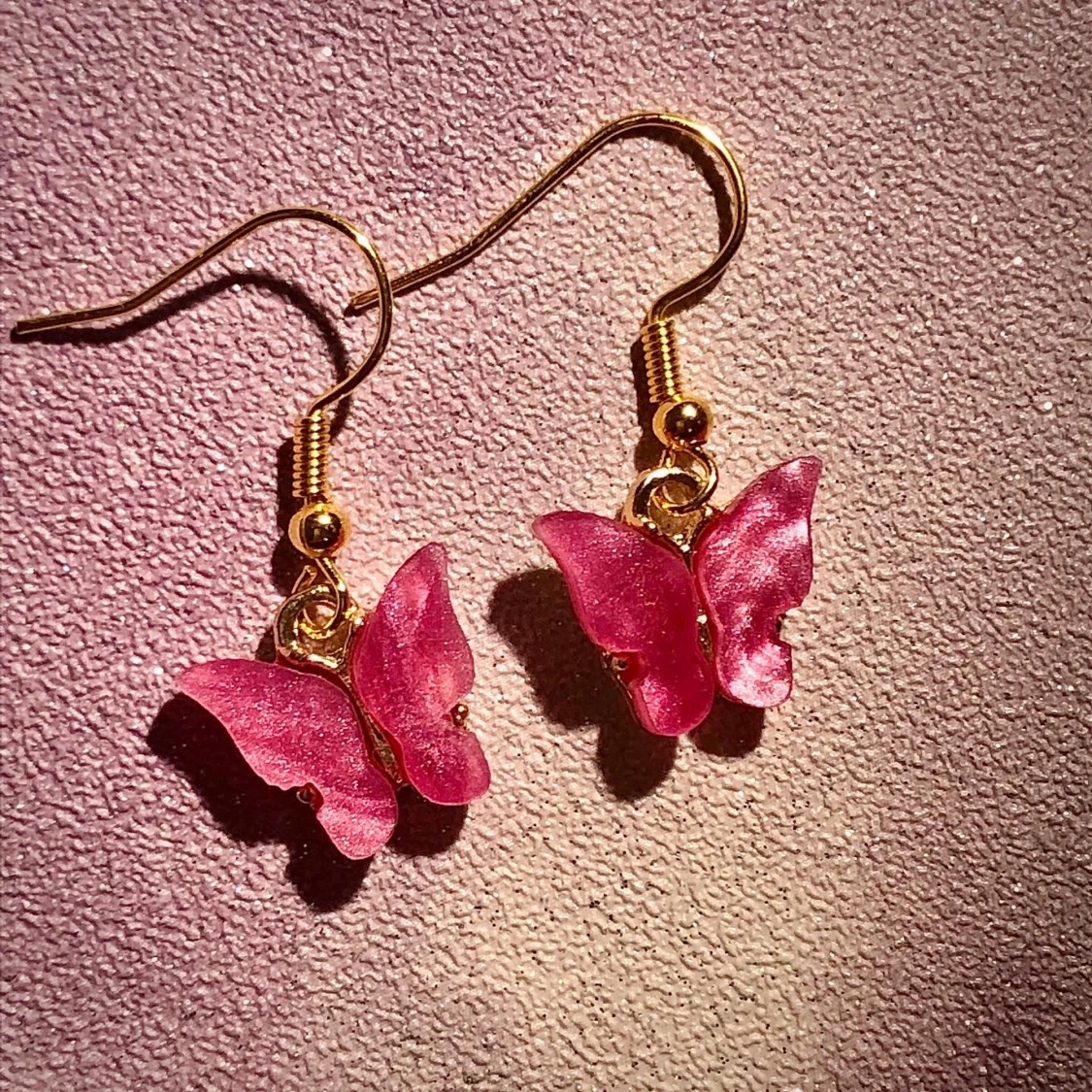 Trendiga fjärilsörhängen