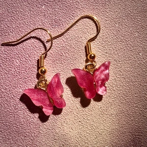 Trendiga fjärilsörhängen - Trendiga fjärilsörhängen i olika färger❤️ finns fler och bättre bilder på min instagram design.by.d_ och örhängena finns i fler färger som ni kan se på andra inlägg💜