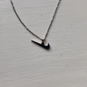 Nike halsband - Säljer ett (ej älta) Nike halsband! Skickas bara (frakt ingår i priset)