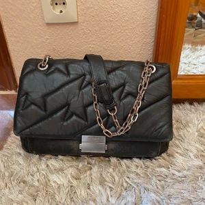 Zadig ziggy XL bag, dustbag ingår - Säljer min super snygga Zadig ziggy XL bag eftersom jag inte använder den så ofta. Finns inte längre att köpa. Nypris 5000kr. Mått: 32 x 19 x 9 cm. Få slitningar se första bilden.