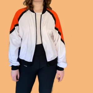 Sportjacka  - Sportjacka från Forever 21 i storlek S/M. Använd 2 gånger. 