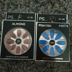 Lösnaglar + lim - Två paket med 24st lösnaglar samt ett lim i varje förpackning. Såklart oanvända. 10kr/st eller båda för 15 + frakt, skickar som brev. 