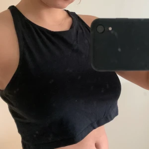 Linne - Säljer ett svartlinne i storlek L men är liten i storleken. Går att diskutera om lägre pris. Köparen står för frakt 