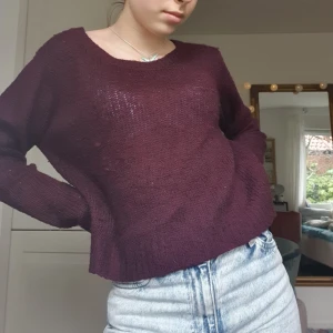 Vinröd/lila kofta - SKITSNYGG VINRÖD/LILA KOFTA! Aningen see thru enligt mig, men det är en snygg detalj om man har en nice bh under☺ Perfekt till ett par ljusare jeans eller till något silversmycke😌