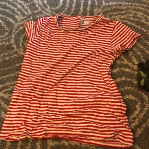 Tshirt - Tshirt från hm. Röd och vitrandig. Ganska använd men inga fläckar. För fler bilder kontakkta. SE BIO FLR MER INFO!