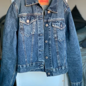 ✨Replay jeansjacka✨ - En kort snygg Replayjacka. Jeansmaterial som kommer att vara snyggt och skönt att ha nu under den kommande våren och sommaren. I en mellanblå stonewashed färg?? Säg till om du vill ha fler bilder. Riktigt bra skick.🌸🌸❤️