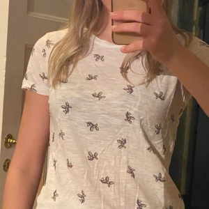 Gullig T-shirt - Säljer denna gulliga T-shirt med ballongenhörningar på. Frakt tillkommer 