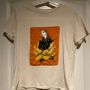 Beige T-shirt med fastsytt tryck på framsidan från zara. Köparen står själv för frakten
