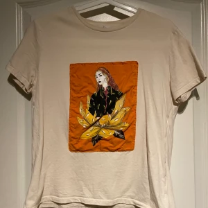 Beige T-shirt med tryck  - Beige T-shirt med fastsytt tryck på framsidan från zara. Köparen står själv för frakten