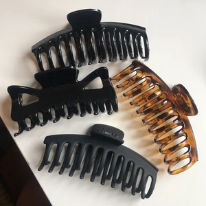 Hårklämmor - Extra stora klämmor i storlek 12,5cm💗 Bild 3 är en jämförelse med en 11CM (blåa). Svart finns i matt och glansig. Helt nya oanvända. 43kr / st + frakt 12 kr.