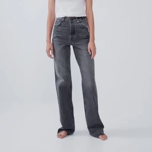 Gråa zara jeans - Säljer dessa slutsålda zara jeans i storlek 34!! Och passar även som en liten 36:a!! Super fina och bekväma!! De är lite för långa för mig som är 1,68cm💕