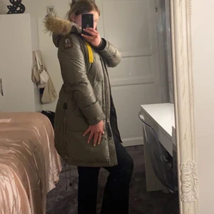 Parajumper Jacka - Detta är en Parajumper long beer i storlek S i någon slags grönaktig färg. Jag tycker att den är i väldigt bra skick (inga skador eller fläckar) Hör av dig om du har någon fråga eller vill ha flera bilder :)