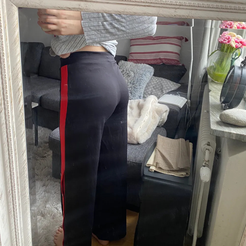 Ett par coola byxor ifrån zara :) strl M. Är lite för korta för mig och jag är 172cm. . Jeans & Byxor.
