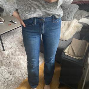 De skönaste jeansen jag har haft 🥲 men har blivit lite för stor för mig. Bootcut/straight strl 30/32 