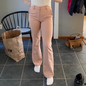 Smutsrosa kostymbyxor  - Superfina smutsrosa kostymbyxor från bikbok. Använda ett fåtal gånger, och säljer för att de inte kommer till användning. Köpare står för frakt