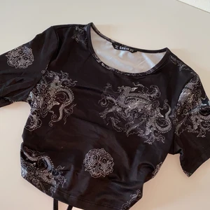 crop top - En snygg och tuff topp! 🐉 Den är i nyskick och helt oanvänd!