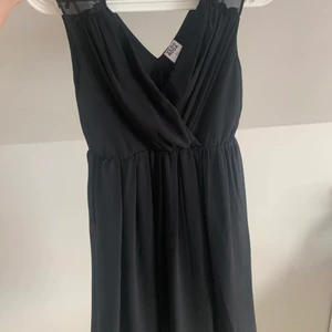 Svart klänning  - Jag säljer min svarta klänning från Vero Moda i storlek xs, den är helt oanvänd.