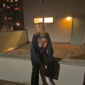 Vintage hoodie - En sweatshirt i marinblått med basket tryck ifrån beyond retro! Knappast använd av mig och säljer då de inte riktigt är min stil längre🥰 många intresserade så buda gärna i kommentarerna! De e + frakt