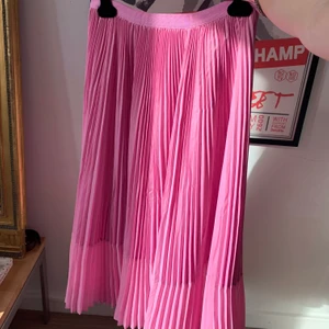 Rosa plisserad långkjol!! - Jättefin somrig långkjol (går nästan ner till fötterna på mig som är 167 cm)! Superhärligt material och färg! 🤍🤍 Pris exkl frakt