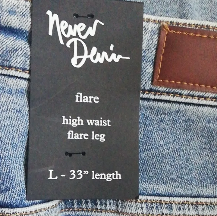 Nya byxor                                                                      Oanvända High waist flare leg som kostar 400kr med leverans inom Växjö. De är i bra skick. Storlek: L 33. Färg: ljusblå jeans. Kan gå ner i pris. . Jeans & Byxor.