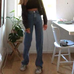 Säljer mina fina jeans från zara💕 byxorna är högmidjade och perfekt långa i benen för mig som är 167