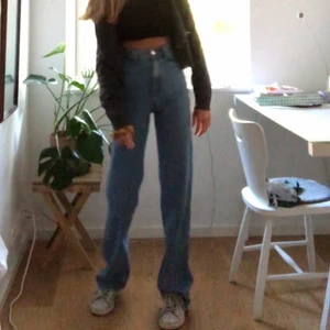Jeans zara - Säljer mina fina jeans från zara💕 byxorna är högmidjade och perfekt långa i benen för mig som är 167