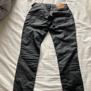 Lågmidjade byxor - Lågmidjade please jeans, använda men som i nyskick förutom en hälla som rivits upp (går lätt att laga) Billigare frakt går om köparen vill. Nypris 1299