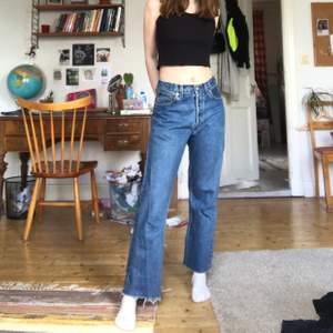 Fina mörkblåa jeans från levis, jag är 170 för referens, insydda i midjan med resår (som går att ta bort om man vill), knäppgylf