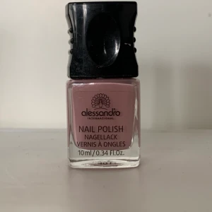 rosa/lila nagellack  - Otroligt snyggt nagellack, har aldrig kommit till användning men provade för att se hur det ser ut på, som sagt otroligt snyggt. Kan även diskutera priset eller frakten 🦋❤️