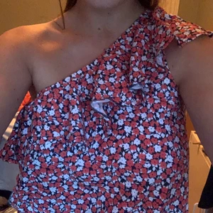 One shoulder topp  - Såå fin one shoulder topp från hm med blommor! Nästan aldrig använd storlek S!😍