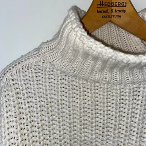 Stickad vit, mysig tröja  - Stickad vit tröja, stora och mysiga ärmar. Hög krage. Snygg oversized! Köparen står för frakt 🥰