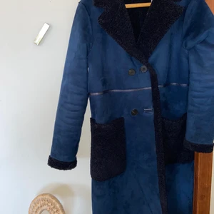 Kappa i mockaimitation, zara  - Blå kappa i mockaimitation från zara! Teddymaterial på krage och fickor. Varm och skön! 💙 köparen står för frakt 😇