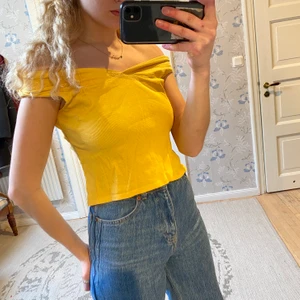 Offshoulder-topp i storlek 36 - Offshoulder-topp från Mango i storlek 36!!! Superfin gul färg som passar perfekt till sommaren😍 