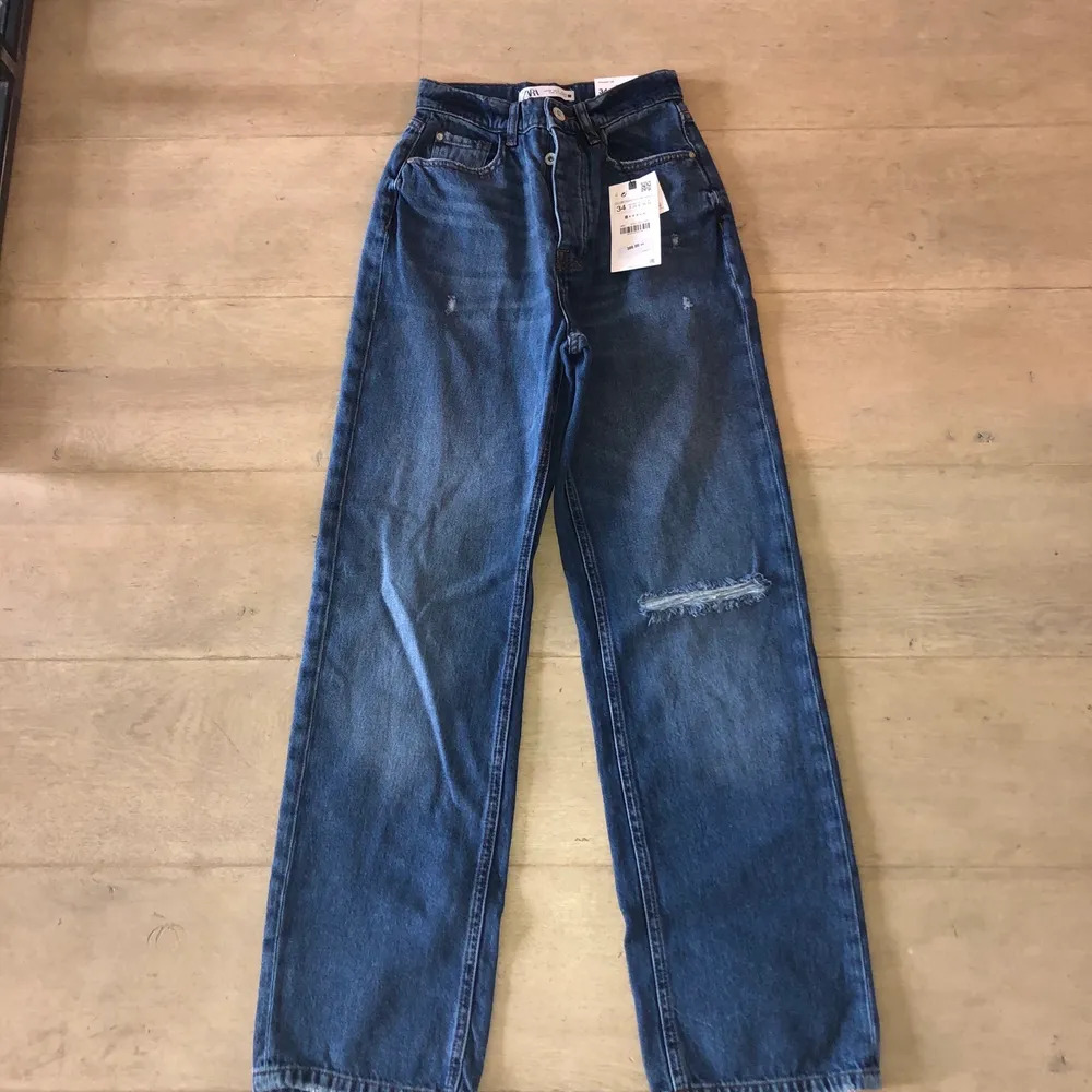 Säljer helt oanvända trendiga jeans från zara på grund av fel storlek💜 skriv privat för fler bilder!!. Jeans & Byxor.