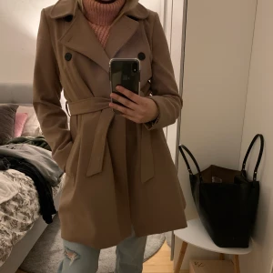 Kappa stl xs - Säljer nu min brun/beiga Vila kappa stl xs⚡️  Köpte den för ungefär 2 år sen och säljer nu för att jag inte får användning av den längre💖 (köparen står för frakt och priset på kappan går att diskutera)