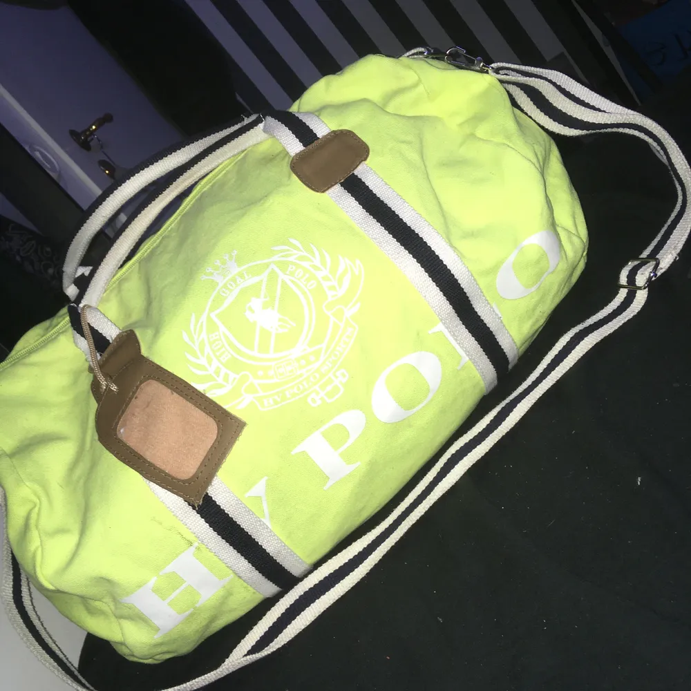 Superfin väska från HV Polo i neongul färg. Sparsamt använd och i jättefint skick. Den har ett avtagbart axelband och en namnlapp i läder.  Köptes för 500kr och säljer för 200kr plus frakt på 66kr❤️. Väskor.