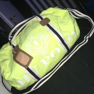 HV POLO WEEKENDBAG - Superfin väska från HV Polo i neongul färg. Sparsamt använd och i jättefint skick. Den har ett avtagbart axelband och en namnlapp i läder.  Köptes för 500kr och säljer för 200kr plus frakt på 66kr❤️