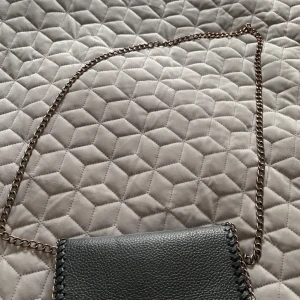 HandVäska  - Väska i fint skick! Fake läder/skin! Kan levereras då står köparen för frakten 